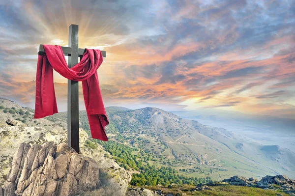 Croix Avec Tissu Rouge Contre Ciel Dramatique — Photo
