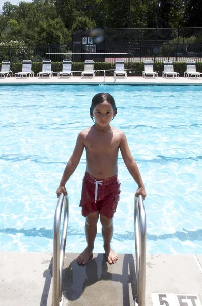 Niño Jugando Piscina — Foto de Stock