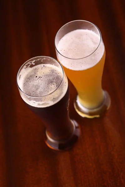 Zwei Gläser Bier Auf Einem Holztisch — Stockfoto