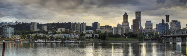 Cielo Tormentoso Sobre Portland Horizonte Oregon Paseo Marítimo Largo Panorama — Foto de Stock