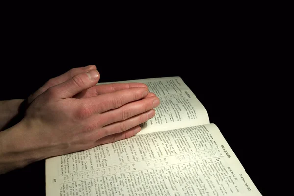 Χέρια Ενός Άντρα Ενωμένα Στην Προσευχή Πάνω Από Μια Βίβλο — Φωτογραφία Αρχείου