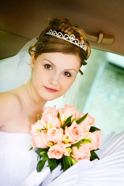 Happy Bride Flower Bouquet Siting Car — Stock Photo, Image