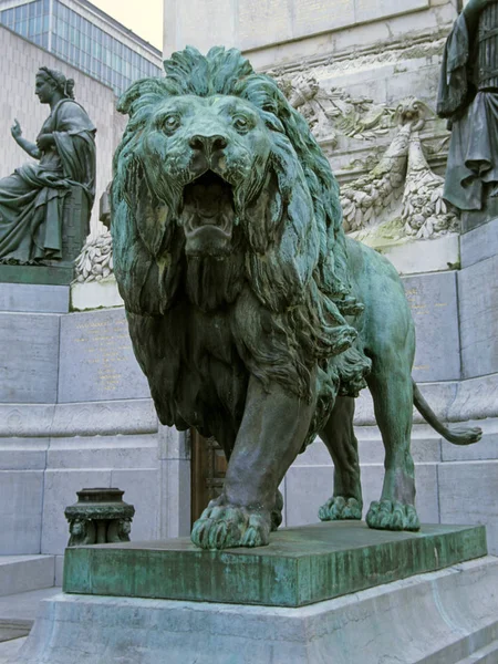 Άγαλμα Ενός Λιονταριού Που Βρυχάται Στον Τάφο Του Αγνώστου Στρατιώτη — Φωτογραφία Αρχείου