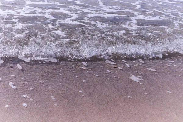 非常に明確な海の水 砂を見ることができます — ストック写真
