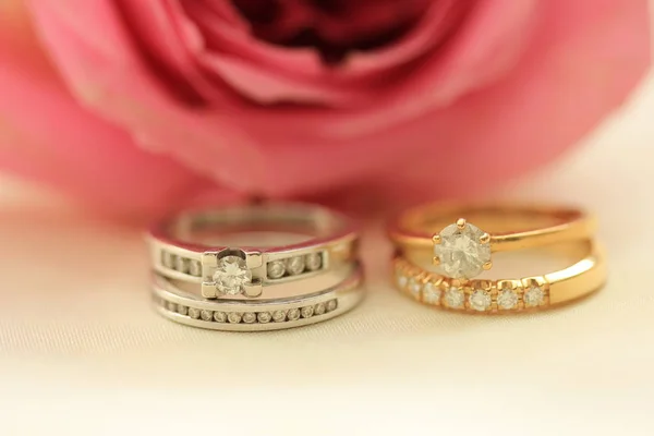 Dois Conjuntos Casamento Diamante Para Casamento Noiva Dupla — Fotografia de Stock