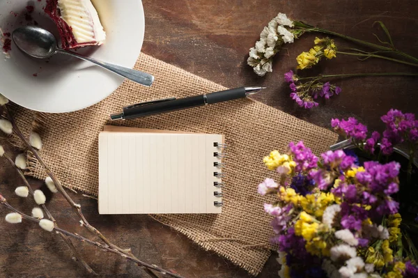 Kleiner Notizblock Mit Stift Und Bleistift Auf Rustikalem Holzhintergrund Mit — Stockfoto