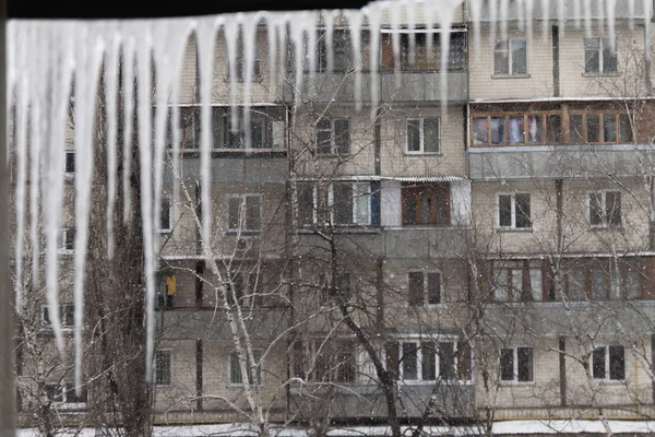 Dangerous Icicles Hang Snowy Roof House Big Icicles Streets Winter — Stock Photo, Image