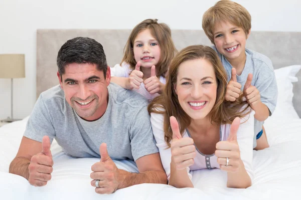 Porträtt Lycklig Familj Gest Tummen Upp Sängen — Stockfoto