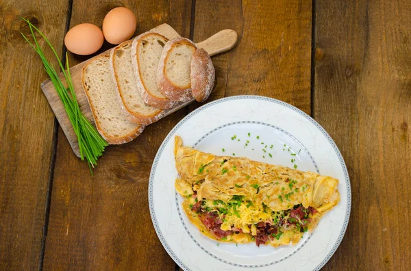 Tortilla Con Tocino Queso Pan Casero Cebollino Encima —  Fotos de Stock