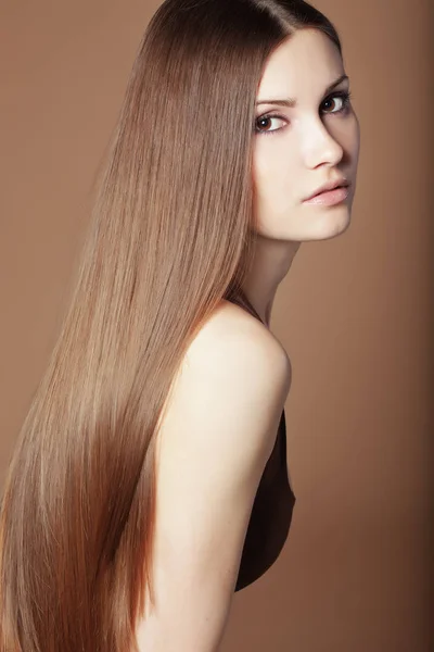 長い光沢のある髪の若い美しい女性の肖像画 — ストック写真