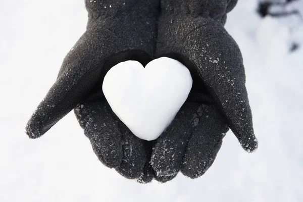 Fechar Mãos Segurando Coração Feito Neve — Fotografia de Stock