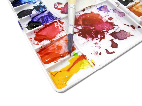 白い背景に塗料のブロブと白いアートパレットのペイントブラシ — ストック写真