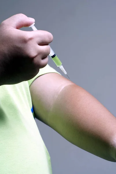 Arm Injectie Met Spuit Met Groene Vloeistof — Stockfoto