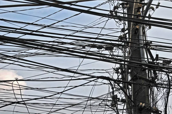 Dużo Kabli Elektrycznych Nad Chmurnym Niebem Wietnamie — Zdjęcie stockowe