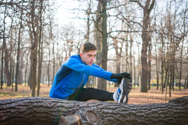 Unga Manliga Löpare Stretching Parken Kall Solig Höstmorgon Hälsosam Livsstil — Stockfoto