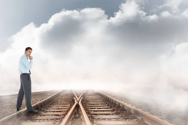 Przemyślany Biznesmen Ręki Podbródek Torów Kolejowych Prowadzących Nad Zachmurzony Horyzont — Zdjęcie stockowe