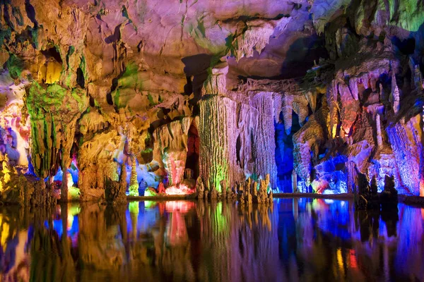 Image Stalactite Stalagmite Formations All Lighted Assembly Dragon Cave Yangshuo — Stock Photo, Image