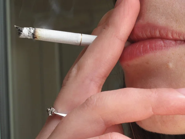 Mujer Está Fumando Sigarette Delgada Foto Primer Plano — Foto de Stock