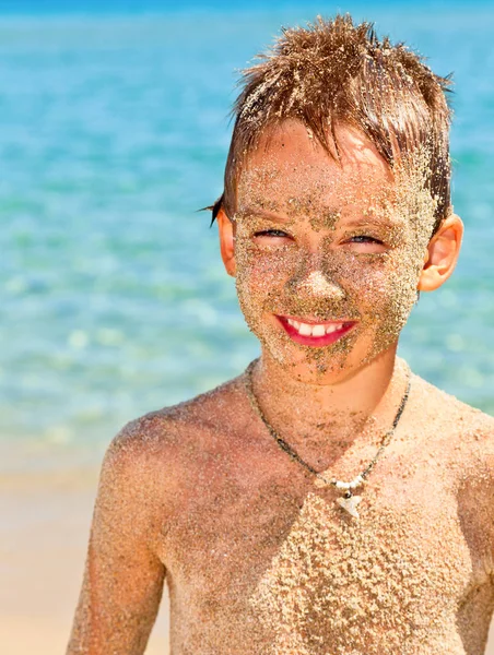 Menino Feliz Coberto Areia Uma Praia — Fotografia de Stock