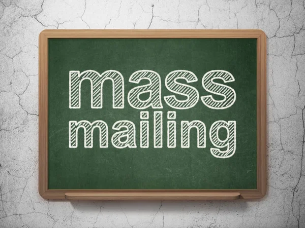 Koncepcja Marketingowa Tekst Mass Mailing Zielonym Tablica Tle Ściany Grunge — Zdjęcie stockowe