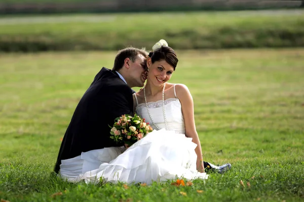 Feliz Recién Casada Joven Pareja Romancing Verano Campo Aire Libre — Foto de Stock