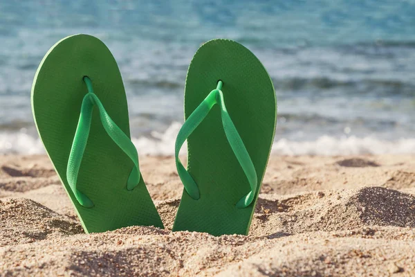 Πράσινο Σαγιονάρες Στην Άμμο Κοντά Στη Θάλασσα — Φωτογραφία Αρχείου