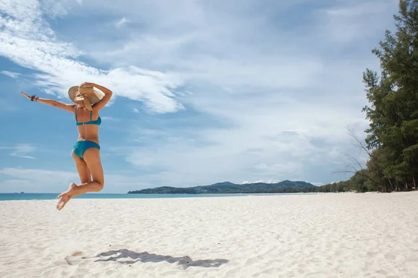 Chica Saltando Una Playa Tropical Verano Vista Trasera —  Fotos de Stock