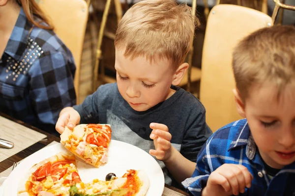 Los Niños Comen Pizza Italiana Café Adorable Niño Comiendo Pizza —  Fotos de Stock