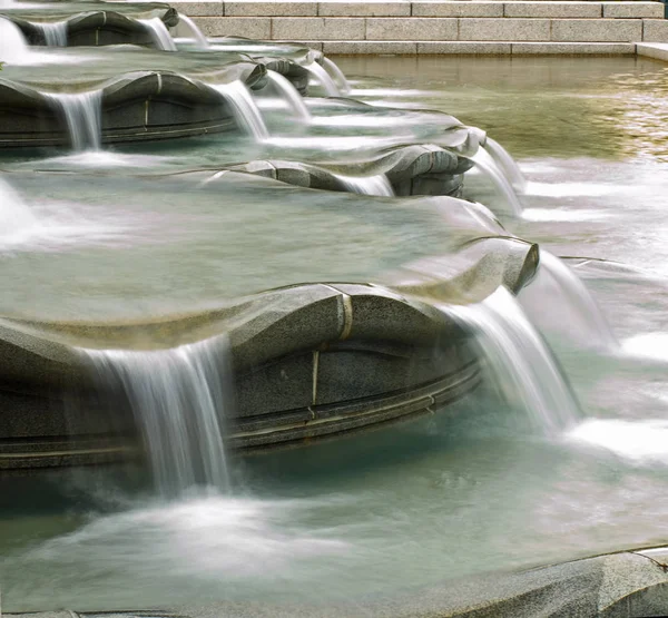 Eau Dans Une Fontaine Qui Coule Avec Obturateur Lent — Photo