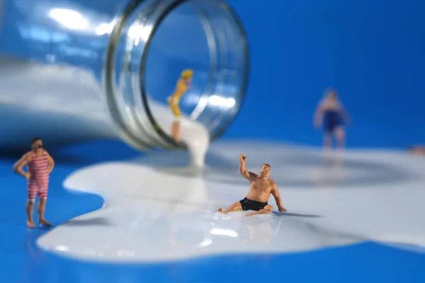 Miniatur Plastikmenschen Die Milch Schwimmen — Stockfoto