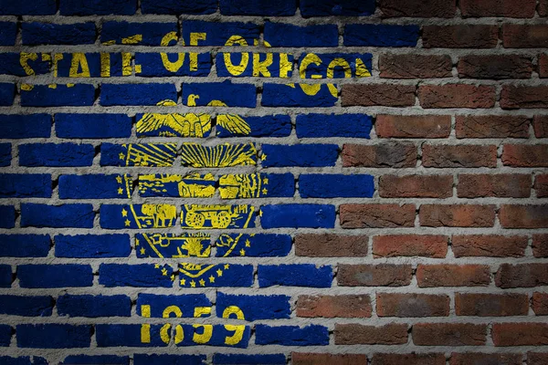 Textura Pared Ladrillo Rojo Oscuro Muy Viejo Con Bandera Oregon — Foto de Stock