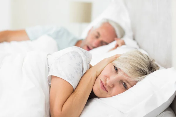 Nahaufnahme Einer Frau Die Ohren Verdeckt Während Mann Hause Bett — Stockfoto