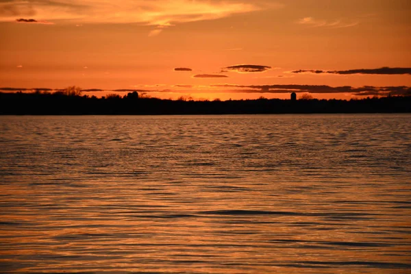 Orangener Sonnenuntergang Über Einem See — Stockfoto