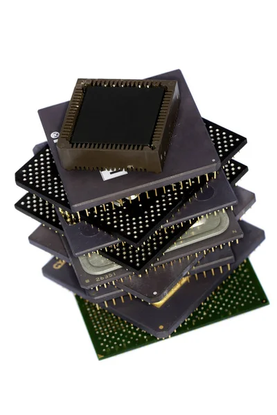 いくつかコンピューターのマイクロプロセッサは 白い背景で隔離の詳細の表示を閉じる — ストック写真