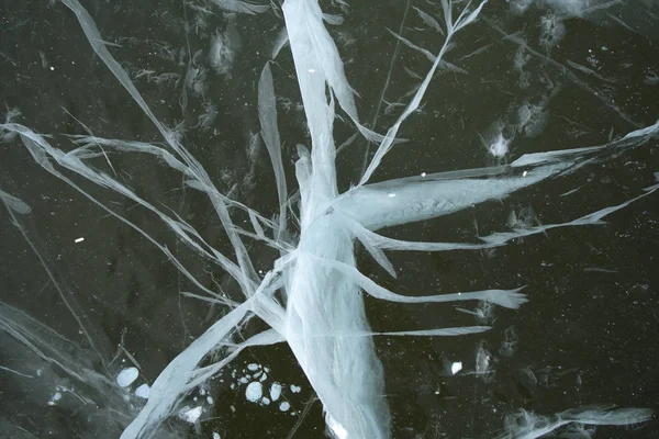 凍った川 奇妙な割れた氷 抽象的な白い昆虫を思い出させる — ストック写真