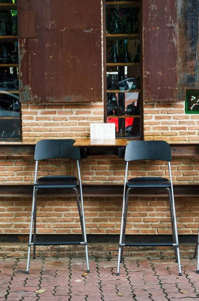 レンガの壁に対する2つのカフェチェア ヴィンテージカフェテリア — ストック写真