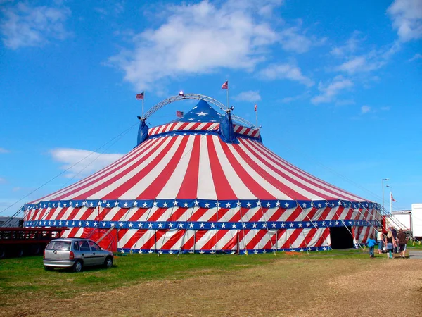Circus Big Top Namiot Polu Ozdobione Gwiazdami Paskami — Zdjęcie stockowe