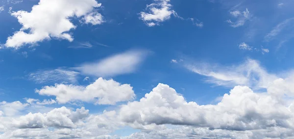 Panoramisch Witte Pluizige Wolken Blauwe Hemel Fantastische Zachte Witte Wolken — Stockfoto