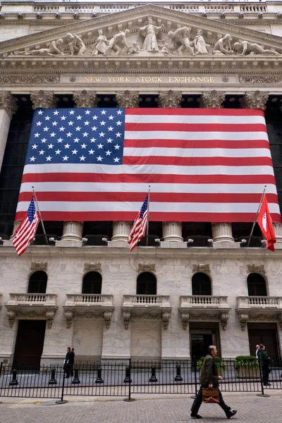 ウォール街とアマーチャンの旗 — ストック写真