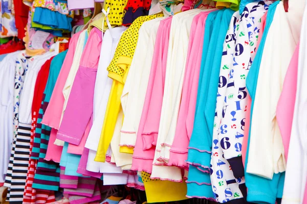 Много Яркой Детской Одежды Вешалке Магазине — стоковое фото