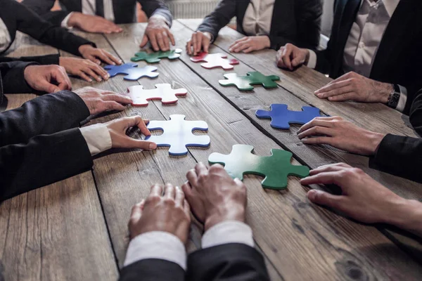 Zakenmensen Puzzel Houten Tafel Teamwork Concept — Stockfoto