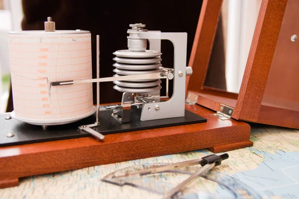 Barograph Een Houten Kist Met Het Deksel Open Staande Een — Stockfoto