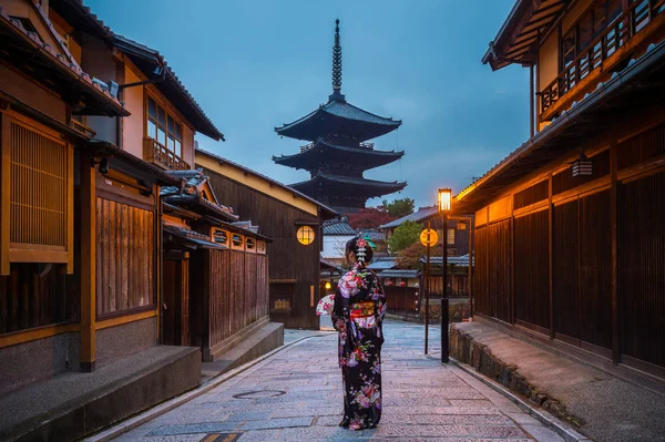 Asiatisk Kvinna Japansk Traditionell Kimono Yasaka Pagoda Och Sannen Zaka — Stockfoto