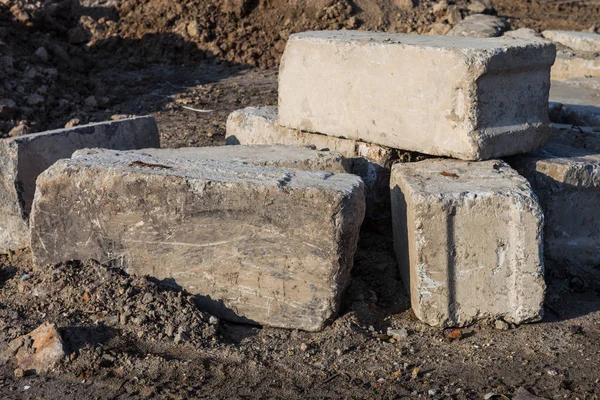 Enkele Betonblokken Gestapeld Grond — Stockfoto