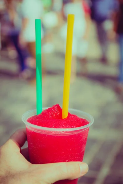 Mano Hombre Sosteniendo Cono Nieve Rojo Una Taza Plástico Con — Foto de Stock