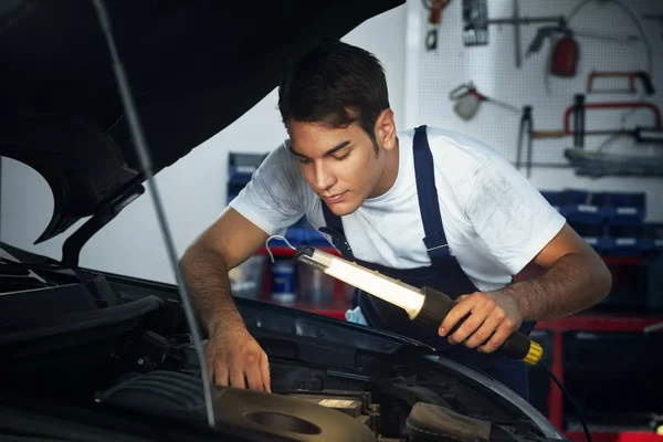 Mecánico Mirando Motor Del Coche Lámpara Retención — Foto de Stock