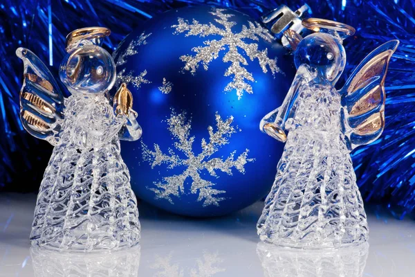 Δύο Διακοσμητικά Άγγελος Γυαλί Μπλε Χριστούγεννα Μπάλα Και Χριστουγεννιάτικο Δέντρο — Φωτογραφία Αρχείου