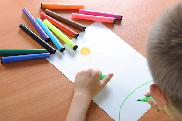 Garoto Caucasiano Desenhando Sobre Papel Com Lápis Cor — Fotografia de Stock