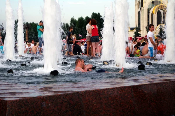 Moscou Rússia Junho 2010 Dia Verão Povos Divertem Celebração Jornada — Fotografia de Stock