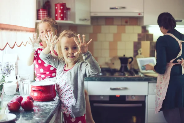 Mãe Com Seus Anos Idade Crianças Cozinhar Torta Férias Cozinha — Fotografia de Stock